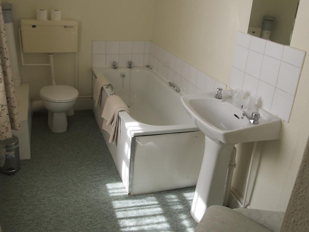 Calverts Hotel - Newport, Isle Of Wight Phòng bức ảnh